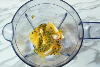 将橙子肉和百香果肉放入料理杯