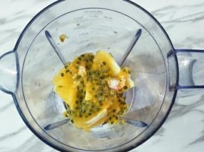 将橙子肉和百香果肉放入料理杯