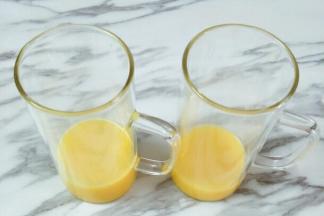 过滤好的果汁倒入杯子里