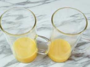 过滤好的果汁倒入杯子里