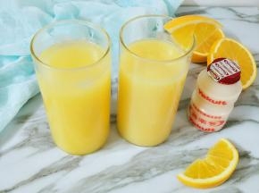 搅拌均匀，加入适量冰块即可