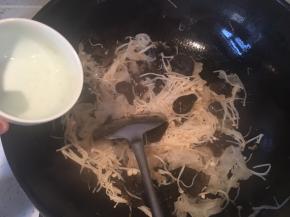 最后倒入高汤炒匀即可