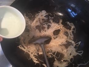 最后倒入高汤炒匀即可