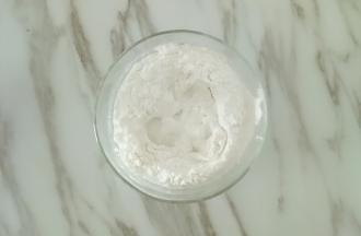 糯米粉中慢慢加入温水，边倒边用筷子搅拌