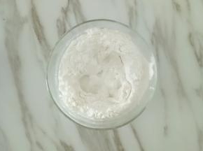 糯米粉中慢慢加入温水，边倒边用筷子搅拌