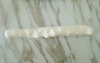 将面团搓成长条