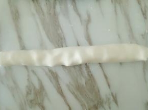 将面团搓成长条