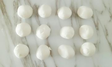 分成大约20克一个的小剂子，搓圆