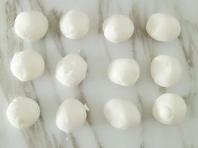 分成大约20克一个的小剂子，搓圆