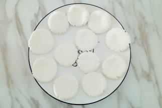 将搓圆的小剂子逐个按扁