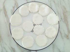 将搓圆的小剂子逐个按扁