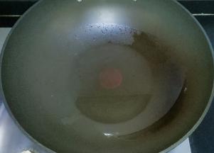锅中放入适量油，中小火