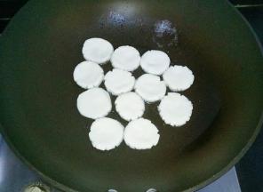 锅中放入适量油，中小火，将面饼胚一个一个放进去，中间留些空隙，不然容易黏一起，我放的太挤了