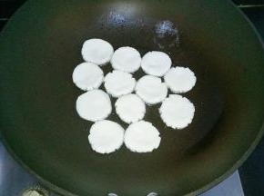 锅中放入适量油，中小火，将面饼胚一个一个放进去，中间留些空隙，不然容易黏一起，我放的太挤了