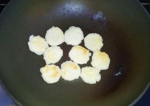 将两面煎至金黄