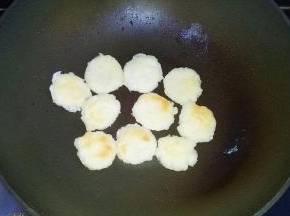 将两面煎至金黄