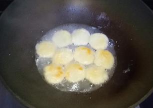 倒入100克白开水，大约刚好末过面团的一半即可