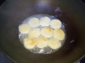 倒入100克白开水，大约刚好末过面团的一半即可