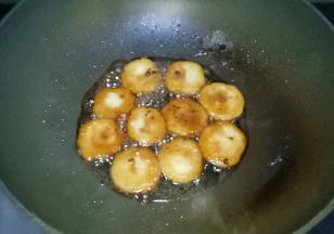 收汁的时候摇动锅底，防止面团粘锅