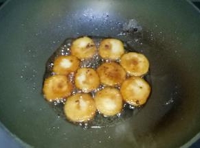 收汁的时候摇动锅底，防止面团粘锅