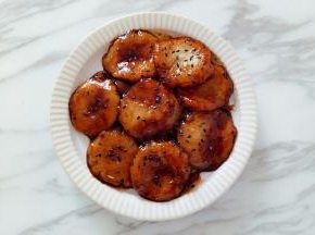 装盘，撒些黑芝麻