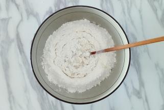 低筋面粉130克，泡打粉2克，加入白糖水，用筷子搅拌成絮状