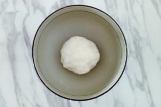 用手揉成面团，静置15分钟