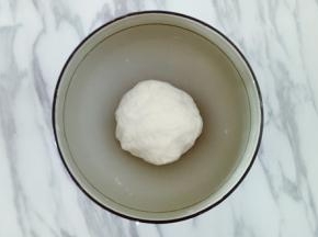 用手揉成面团，静置15分钟