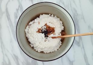 低筋面粉130克，泡打粉2克，加入红糖水，用筷子搅拌成絮状