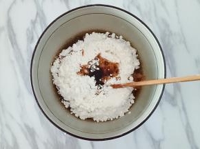 低筋面粉130克，泡打粉2克，加入红糖水，用筷子搅拌成絮状