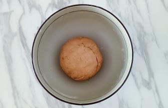 用手揉成面团，静置15分钟