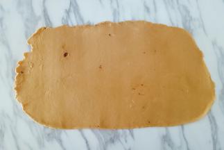 静置好的红糖水面团，用擀面杖擀成面皮