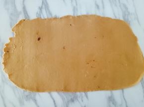 静置好的红糖水面团，用擀面杖擀成面皮