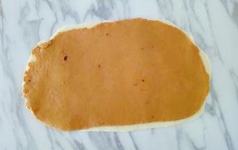 将红糖水面片上刷一层水，盖在白糖水面片上重叠起来，