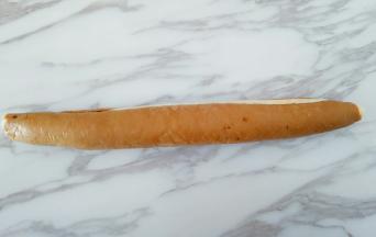 面饼从上到下卷起，放在冰箱冷冻至硬（冻得硬容易切薄片）