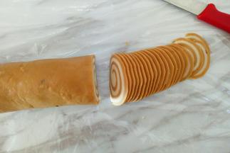 冷冻好的面团取出切片