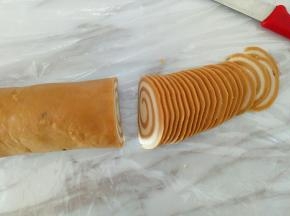 冷冻好的面团取出切片