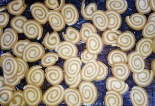 将猫耳朵一片一片分开（切完薄片容易黏在一起，切好尽快将他们分开）