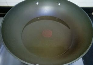 锅中倒适量油烧热