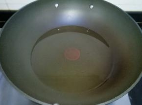 锅中倒适量油烧热