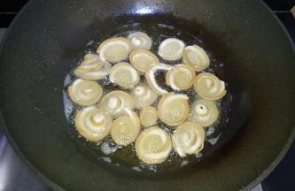 等它们浮起，颜色微黄捞出