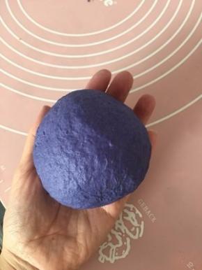 除黄油、酵母、竹炭粉外的所有材料揉匀，盖好保鲜膜静止半小时以上，这样比较容易出膜。因为一个小吐司的量少，我是手揉的。