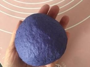 除黄油、酵母、竹炭粉外的所有材料揉匀，盖好保鲜膜静止半小时以上，这样比较容易出膜。因为一个小吐司的量少，我是手揉的。