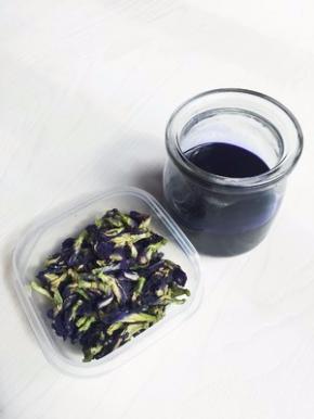 蝶豆花用开水冲泡，我用保温杯焖了20分钟左右，用筛网滤出汁液，蝶豆花也要挤干噢，取95g放凉待用。