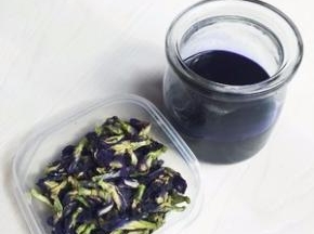 蝶豆花用开水冲泡，我用保温杯焖了20分钟左右，用筛网滤出汁液，蝶豆花也要挤干噢，取95g放凉待用。