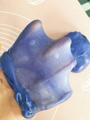 酵母用一丢丢水化开 加入静置后的面团 充分揉匀 再加入软化好的黄油 用搓衣服的手法将黄油揉进面团 过程中比较粘手 要用刮板辅助 揉好后就能轻松拉出手套膜了