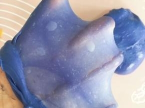 酵母用一丢丢水化开 加入静置后的面团 充分揉匀 再加入软化好的黄油 用搓衣服的手法将黄油揉进面团 过程中比较粘手 要用刮板辅助 揉好后就能轻松拉出手套膜了