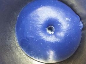 盖保鲜膜进行一发 发至两倍大 手指沾粉戳洞不会回缩即可。取45g面团加入竹炭粉揉匀 剩余蓝色面团2:3分割滚圆 盖保鲜膜静置10分钟