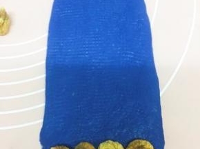 蓝色大面团也擀成长方形 最下面这头放一排无花果干 卷起一圈