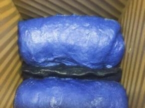 将黑色面团放在两个蓝色面团中间 那个尖尖部分朝上 进行二发 发至九分满 盖盖子 放入预热好170度的烤箱 烤40分钟